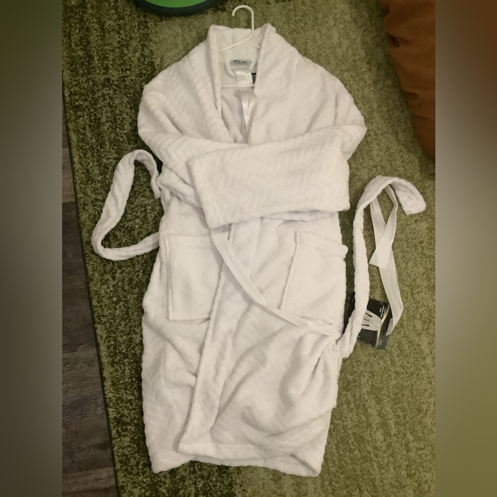 NWT white sculpted herring bone robe women